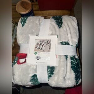 NWT Premier Comfort cozy holiday themed plush throw blanket.